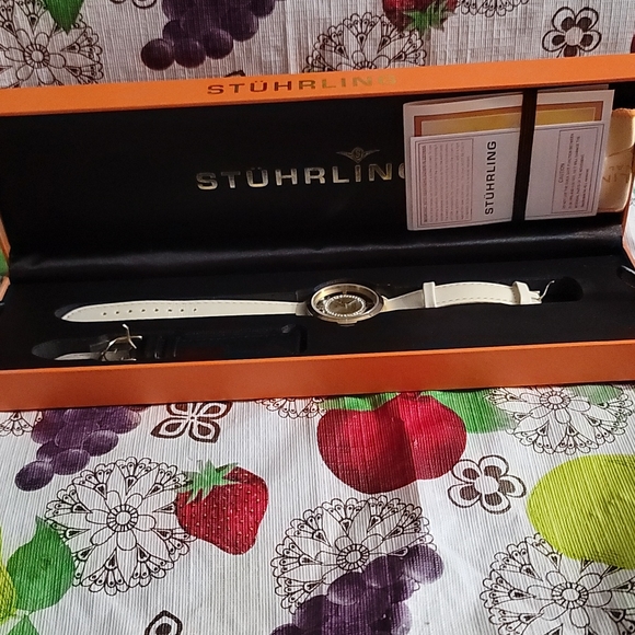 LADIES  WATCH - Picture 3 of 4